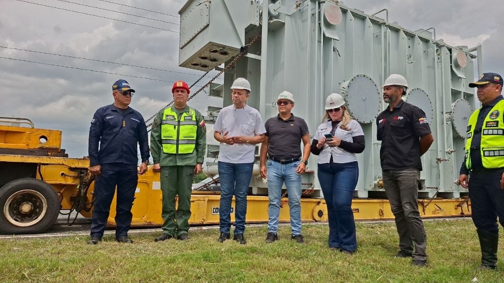 Declaración de prensa del gobernador Primitivo Cedeño con autoridades frente al transformador