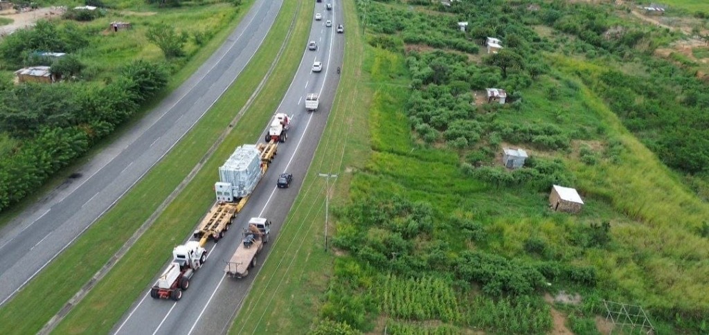 Vista panorámica de drone del convoy avanzando por la autopista de Portuguesa