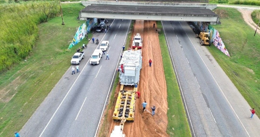 Autotransformador 300 MVA pasando bajo puente en la autopista de Portuguesa
