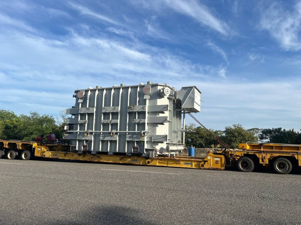 Perfil lateral del autotransformador de 300 MVA sobre la góndola Cometto